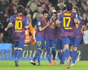 فرحة لاعبي برشلونة بهدف اليكسيس سانشيز في مرمى خيتافي افپ