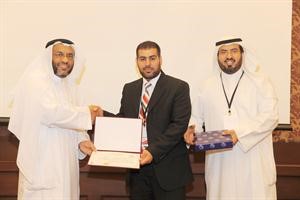 تكريم احد المشاركين
