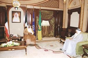 سمو ولي العهد الشيخ نواف الاحمد مستقبلا السفير خالد الدويسان﻿