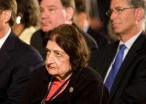 الرئيس عباس يمنح وسام الشرف لصحافية دعت اليهود لمغادرة فلسطين