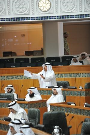 مسلم البراك متحدثا ويبدو بدر الداهوم واحمد مطيع واسامة المناور وعدنان عبدالصمد﻿