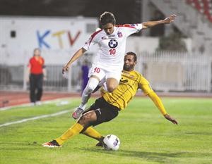 لاعب الكويت روجيريو يمر من مدافع العهد هاني الشمري
