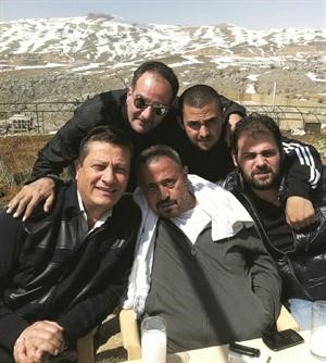 صورة لجورج وسوف مع ابنائه واصدقائه﻿
