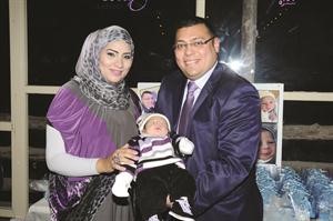الزميلان محمود فاروق والاء خليفة وابنهما عبدالله