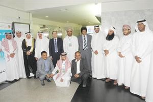 وفد الملتقى التعاوني في صورة تذكارية مع محمد الكندري ودنادر العوضي داخل مستشفى التعاونيات للقلب