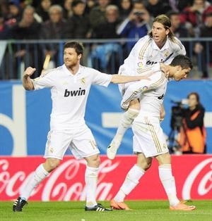 مدافع ريال مدريد سيرجيو راموس يقفز فوق ظهر رونالدو بعد تسجيله الهدف الثاني افپ