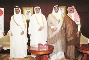 الشيخ محمد العبدالله ومسالم الاذينة مع السفير القطري عبدالعزيز بن سعد والشيخ محمد بن عبدالله ال ثاني﻿