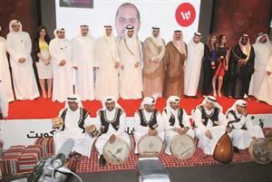 الشيخ محمد العبدالله ومسالم الاذينة مع السفير القطري عبدالعزيز بن سعد والشيخ محمد بن عبدالله ال ثاني في لقطة جماعية مع موظفي الوطنية للاتصالات عقب افتتاح المعرض﻿