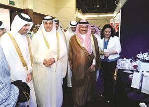 الشيخ محمد العبدالله وم سالم الاذينة والشيخ محمد بن عبدالله ال ثاني والسفير القطري خلال جولة في المعرض﻿