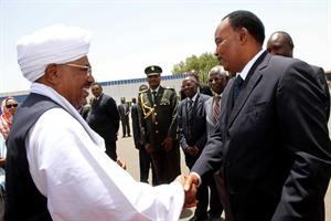 الرئيس السوداني عمر البشير مصافحا رئيس النيجر يوسوفو محمدو خلال ختام زيارته للسودان	افپ﻿