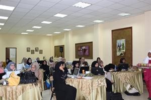 جانب من المعلمات خلال ورشة العمل﻿