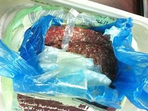 الصندوق الحافظ حيث وضعت اللحوم المحشوة بالحبوب﻿
