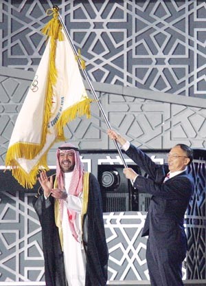 الشيخ احمد الفهد يسلم علم الاولمبي الاسيوي في مناسبة سابقة