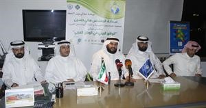 محسام الخرافي متوسطا المشاركين في المؤتمر الصحافي
