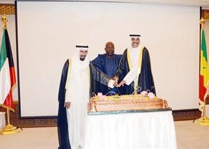 الشيخ صباح الخالد والشيخ علي الجابر يشاركان السفير السنغالي قطع كيكة الاحتفال﻿