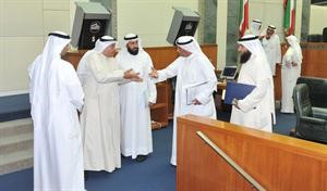 نقاش بين شعيب المويزري ودحمد المطر بحضور دعلي العمير وفيصل اليحيى وعلام الكندري
