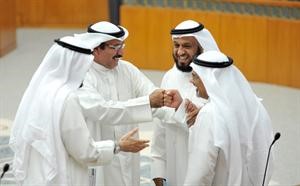 ابتسامة بقبضة الايدي بين جمال الشهاب وسالم النملان وفلاح الصواغ يراقب
