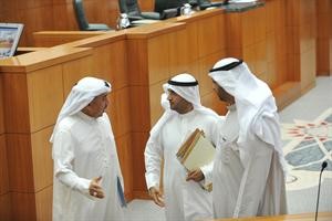 حديث بعد الجلسة بين دنايف الحجرف ودعبدالحميد دشتي بحضور الشيخ محمد العبدالله