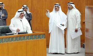 مسلم البراك يشير الى وزير المالية مصطفى الشمالي اثناء حديثه وعبدالرحمن العنجري يراقب
