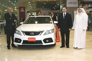 طه ووهبة عند تدشينهما سيارة تويوتا اوريون الجيل الثاني 2012 قاسم باشا
