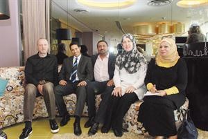 الوفد يتحدث للزميلة ليلى الشافعي من اليمين تريسي العسلي وعبدالحميد العسلي وعرفات الشاويش ومبونهام اسامة ابو عطية
