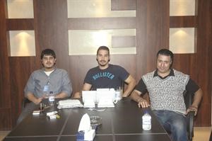ضيف ديوانية الانباء عبدالرحمن البالول يتوسط الزميلين عبدالله البالول شقيقه واحمد حسين