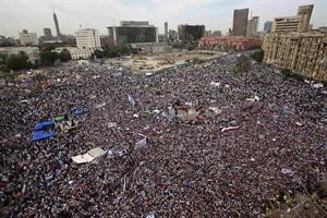 الاف الاسلاميين يحتشدون في ميدان التحرير امس ضد ترشح عمر سليمان	افپ﻿