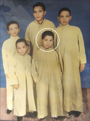 محمد الجويهل في الاطار مع اخوته في مرحلة الطفولة