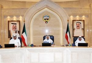 سمو رئيس الوزراء الشيخ جابر المبارك مترئسا الاجتماع بحضور الشيخ صباح الخالد ومصطفى الشمالي
