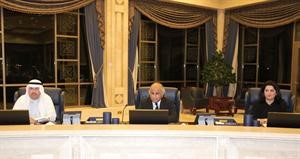 دعبداللطيف البدر ودرنا الفارس ودمالك غلوم خلال الاجتماع
