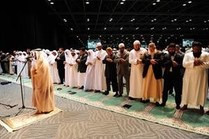 الشيخ مشاري العفاسي يؤم المصلين في صلاة الجمعة في مركز دبي التجاري العالمي﻿