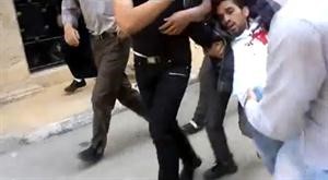 صورة بثها ناشطون لمحاولة اسعاف احد القتلى في حلب 
