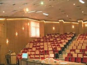 بريطانيا تفرض إجراءات جديدة لتقليص عدد الطلبة الجامعيين الأجانب.. وإحدى جامعاتها تخطط لحظر بيع الكحول بسبب طلابها المسلمين