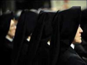 اتهام راهبة مسنة في فضيحة سرقة رضّع بأسبانيا وقاعدة بيانات لإعادة المسروقين