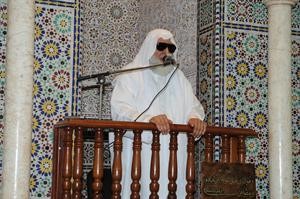 امام مسجد الوزان بحولي الشيخ محمود طه يلقي خطبة الجمعة وقد رفع مسجل خطب الجمعة قاسم باشا