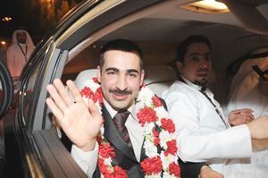 علي الحربي ملوحا لعدسة الانباء لدى توجهه الى منزله
