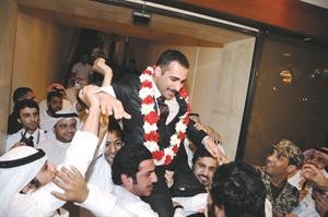 علي الحربي محمولا على الاعناق لدى وصوله هاني الشمري
