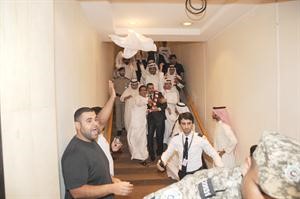 ذوو الحربي في استقباله داخل الممر الموصل بين الطائرة وقاعة التشريفات