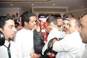 دموع الفرحة من علي الحربي وهو بين اهله ومحبيه