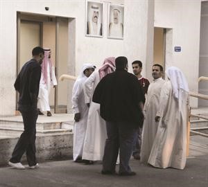 جمع من المواطنين توافدوا الى العدان للتبرع بالدمهاني الشمري
