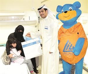 الدولي خلال زيارته لاحد الاطفال بالمستشفى﻿