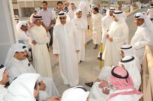 جمع من المواطنين حضروا للاطمئنان على حالة سعيد