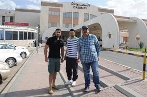 داود حسين وحسين المهدي لدى خروجهما من المستشفى