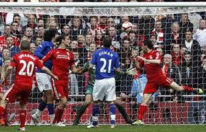 راسية لاعب ليفربول اندي كارول في طريقها لهز شباك ايفرتون رويترز