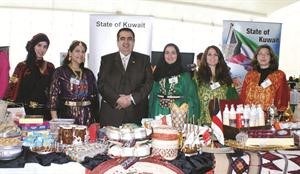 السفير عادل العيار خلال حضوره السوق الخيري الدولي الكرمس﻿