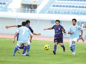 الموسى والعثمان يحاصران لاعبي الشبابعادل اليعقوب
