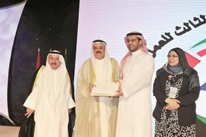 تكريم احد المشاركين في المهرجان
