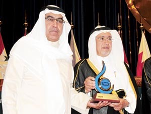 وزير الكهرباء والمياه يقدم درعا تكريمية لـالانباء يتسلمها نائب رئيس التحرير الزميل عدنان الراشد ﻿