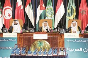 المنصة الرئيسية للموتمر وتضم من اليمين صلاح الراشد ووزير الكهرباء والمياه معبدالله الحصين ومحافظ المؤسسة العامة لتحلية المياه دعبدالرحمن ال ابراهيم﻿