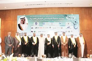 الراشد يتوسط وزراء المياه وكبار الشخصيات خلال حفل العشاء الرئيسي﻿
